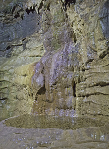 地下洞穴中的地质岩层和水池