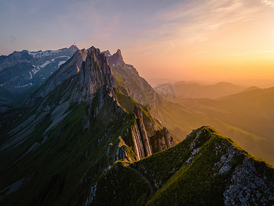 山中的日落，舍弗勒 Altenalptuerme 山脊瑞士阿尔卑斯坦高山阿彭策尔内罗登瑞士，瑞士阿尔卑斯坦山雄伟舍弗勒峰的陡峭山脊