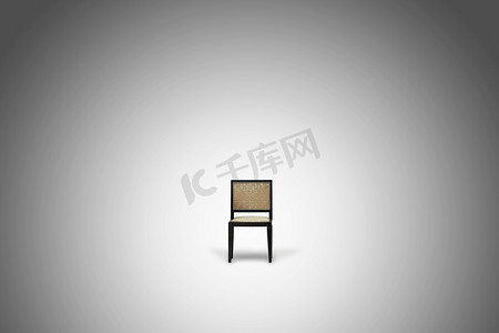 带渐变的白色空白房间中的单人复古椅