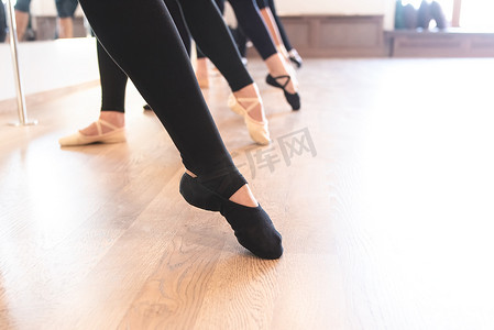 尖头的摄影照片_芭蕾舞演员踮起脚尖站成一排的优雅双腿