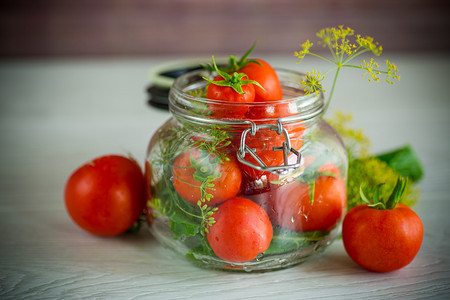 天然番茄和香料准备保存