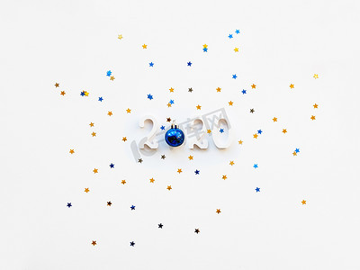 2020 年圣诞节和新年背景，有数字、闪亮的蓝色球和金色和蓝色的星形纸屑。
