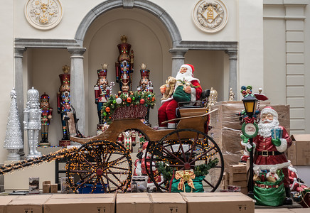 圣诞老人和马车展示在圣诞商店，安特卫普贝尔