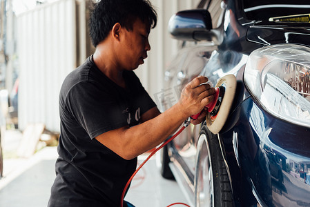 在汽车护理店清洁汽车（汽车美容）