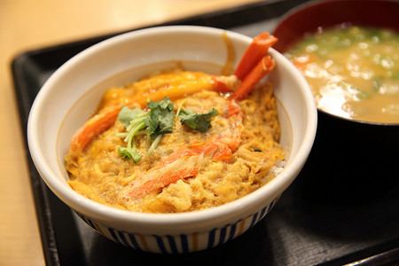 海鲜粥摄影照片_米饭和汤上的螃蟹和鸡蛋，日本料理