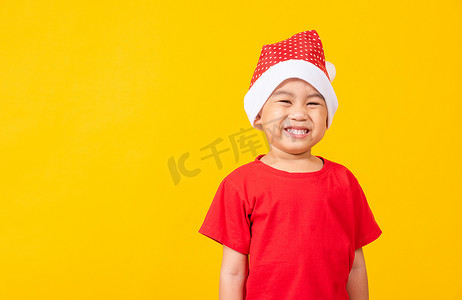 卡片宣传摄影照片_孩子穿着红色圣诞老人帽子