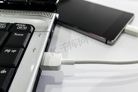 通过 USB 线将智能手机连接到笔记本电脑。