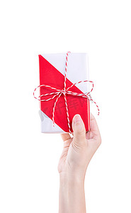 礼盒蝴蝶结摄影照片_亚洲妇女拿着、给予、发送一个包装好的礼盒，礼盒上系着蝴蝶结，隔离在白色背景上，剪裁路径，剪掉，特写。