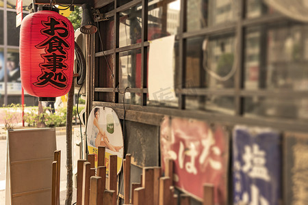 复古标签贴摄影照片_老式复古日本金属标志和红米纸灯笼