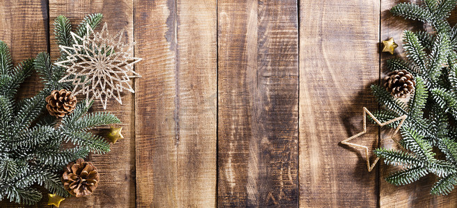 圣诞节深色木质背景与复制空间的顶视图。