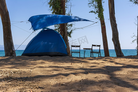麦锡尼亚维利卡海滩蓝色大海附近沙滩上的旅游帐篷