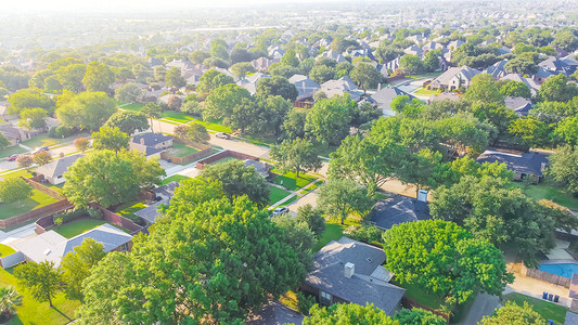 美国德克萨斯州达拉斯市附近一排单户住宅大型围栏后院的鸟瞰图城市扩张细分