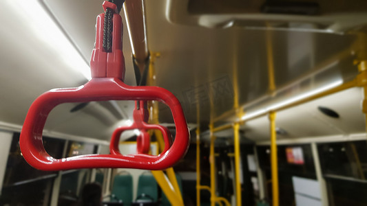 天花板上的红色悬挂扶手，供站立的乘客在运输时使用。