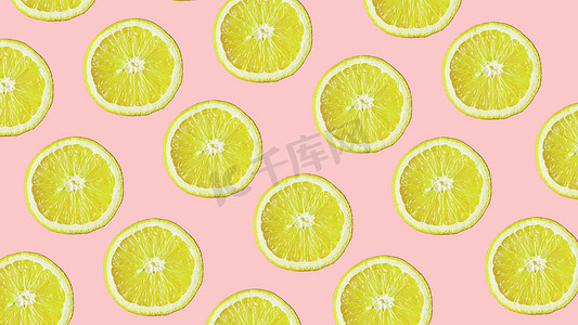 粉红色背景下新鲜柠檬彩色水果图案的顶视图