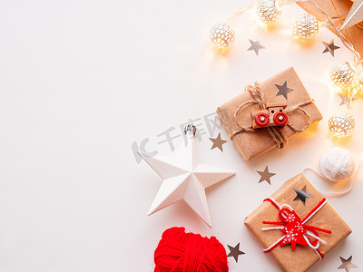 圣诞节和新年用牛皮纸包装 DIY 礼物。