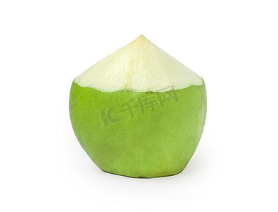 白色背景上的新鲜绿色椰子果