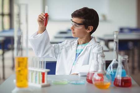 细心的男小学生在实验室做化学实验
