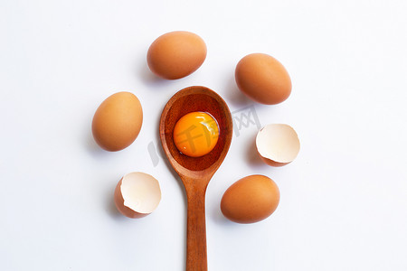 与蛋黄的鸡蛋在白色背景。