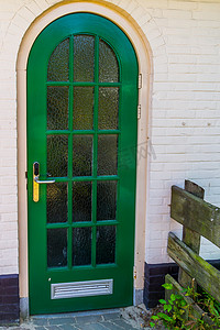 现代绿色大门、建筑入口、小窗图案设计、建筑背景