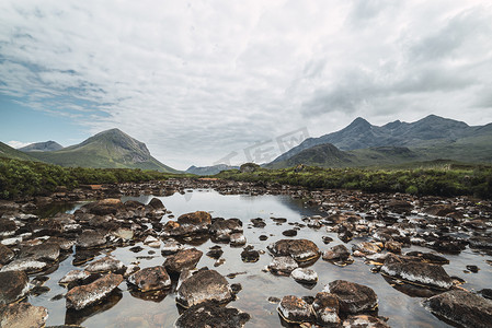 三折页旅游摄影照片_一条河的风景在苏格兰