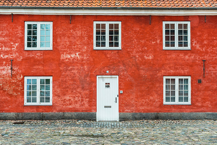 老门窗摄影照片_有白色门窗的老红色房子， Kastellet，哥本哈根