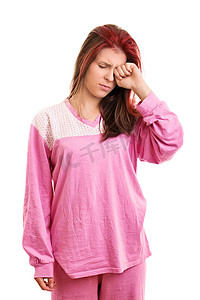 穿着粉色睡衣的困女孩揉眼睛