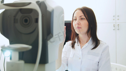 眼科诊所的眼科医生为患者进行诊断 — 医学高科技