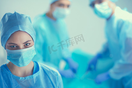 团队外科医生在手术室工作