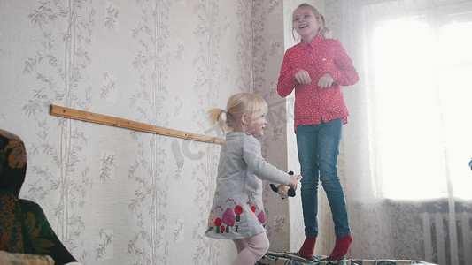 两个可爱的小女孩在孩子们的房间里玩耍和玩耍。