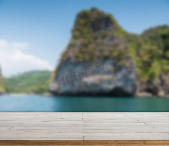 家装蓝色背景摄影照片_木桌面或地板在海滩背景