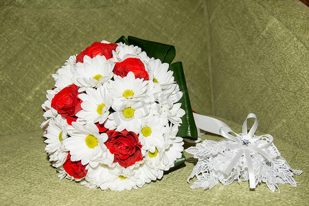 白色红色新娘捧花和新郎胸花