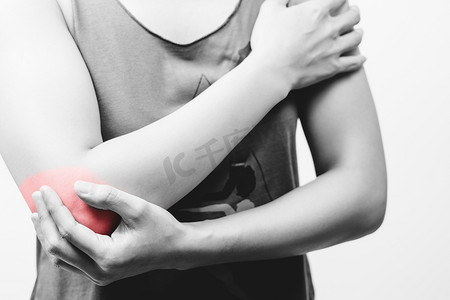 特写女性肘部疼痛/受伤，疼痛区域有红色亮点