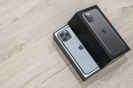 木质小盒子摄影照片_俄罗斯莫斯科 — 2019年9月24日：木质背景盒子里的苹果iPhone 11 pro
