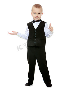 穿着黑色西装打领带的时髦小男孩。
