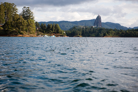 El Penon de Guatape 位于离水很远的地方。