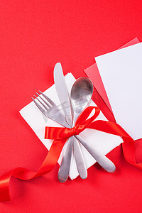 情人节餐食设计理念-浪漫的盘菜以红色背景为特色，适合餐厅、节日庆典促销、顶视图、平躺。