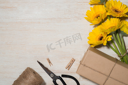 包装鲜花礼物在木制的背景。