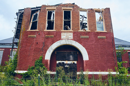 废弃教堂摄影照片_废弃的小型红砖高中，窗户破损，没有非法侵入标志