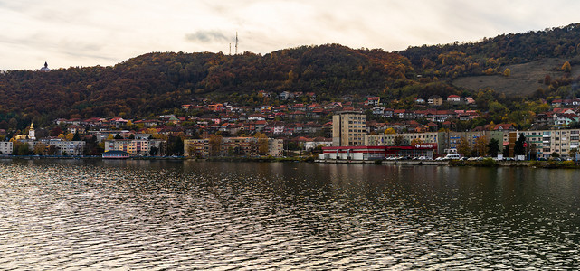 赞赞摄影照片_多瑙河和奥尔索瓦市的景观，海滨景观。