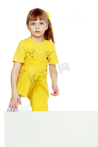 头上留着短刘海，穿着亮黄色工作服的女孩。