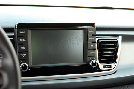 汽车仪表摄影照片_现代汽车仪表板上的屏幕多媒体系统
