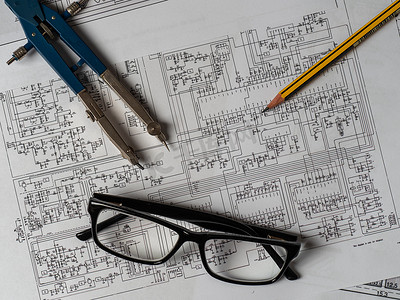 眼镜、圆规、铅笔和计划