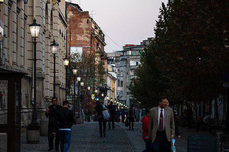 2021 年，罗马尼亚布加勒斯特市中心步行或过马路的人们