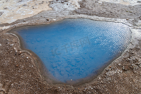 冰岛 Geysir Golden Circle 在温泉池中的乳状水称为 Blesi