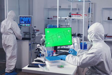 医学实验室的实验室技术员使用带绿屏的计算机