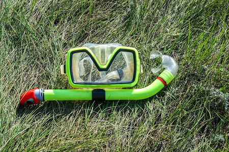 躺在草地上的水下面具和通气管。