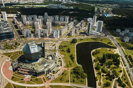 菱摄影照片_白俄罗斯共和国首都明斯克的国家图书馆和带公园的新社区的顶视图，一座公共建筑