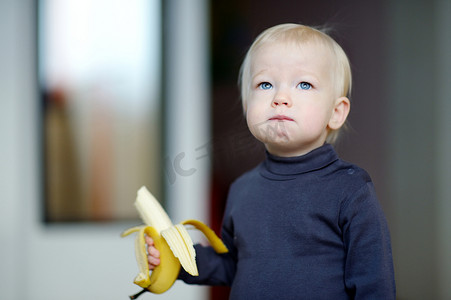 吃东西的小孩摄影照片_吃香蕉的小孩女孩