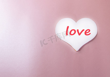 白色背景，纸心，LOVE 粉红色背景心，爱，节日贺卡，节日情人节的最低创意，复制空间