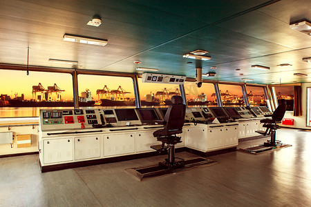 重型油轮控制室